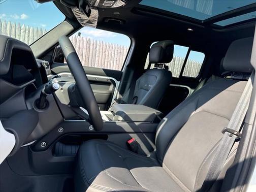 2025 Land Rover Defender P400 X-Dynamic SE