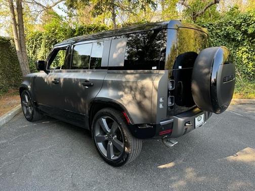 2025 Land Rover Defender 110 V8