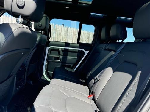 2025 Land Rover Defender P500 X-Dynamic SE
