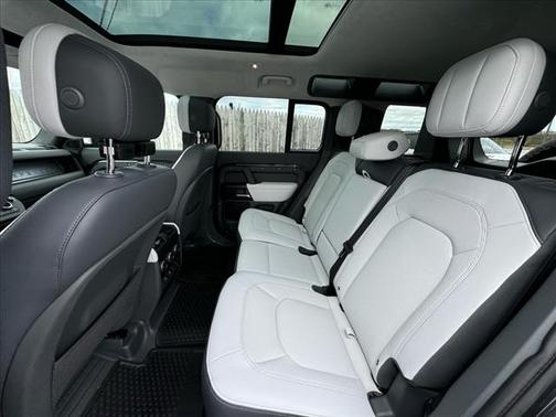 2025 Land Rover Defender 110 V8