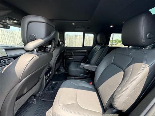 2025 Land Rover Defender P400 X-Dynamic SE
