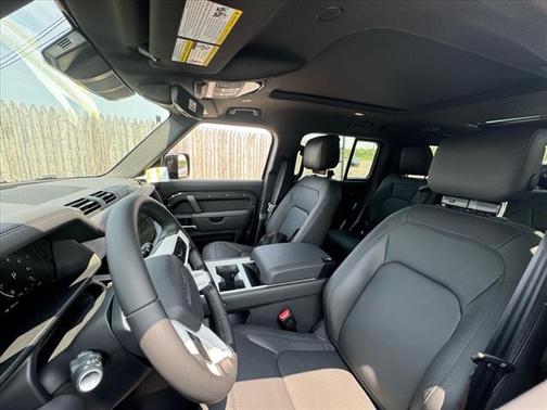 2025 Land Rover Defender P400 X-Dynamic SE