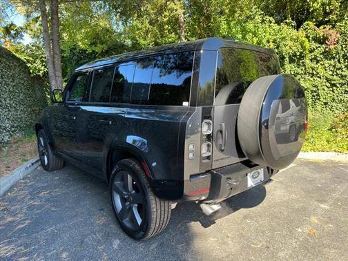 2025 Land Rover Defender 110 V8