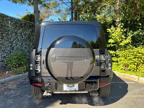 2025 Land Rover Defender 110 V8