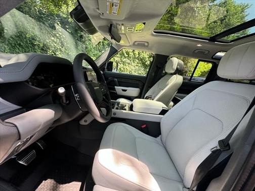 2025 Land Rover Defender 110 V8