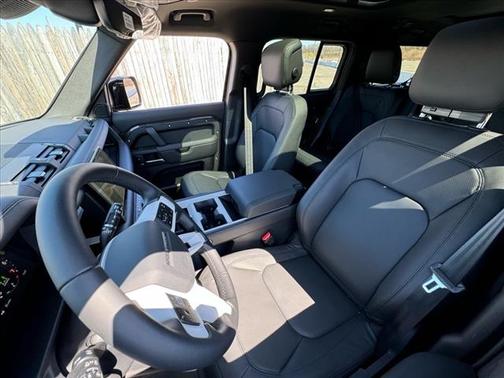2025 Land Rover Defender P400 X-Dynamic SE