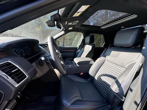 2025 Land Rover Discovery P360 Dynamic SE