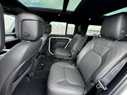 2025 Land Rover Defender P400 X-Dynamic SE