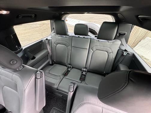2025 Land Rover Defender P400 X-Dynamic SE