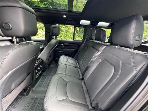 2025 Land Rover Defender 110 P400 X-Dynamic SE