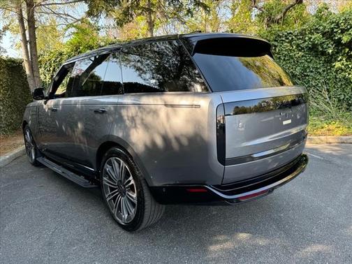2025 Land Rover Range Rover P530 SE 7 Seat