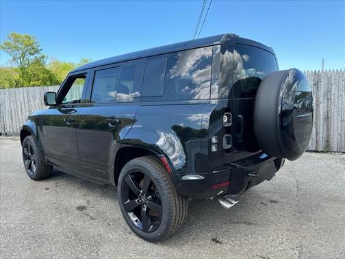 2025 Land Rover Defender 110 V8