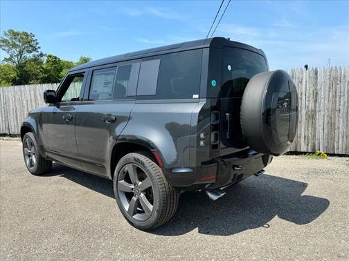 2025 Land Rover Defender 110 V8