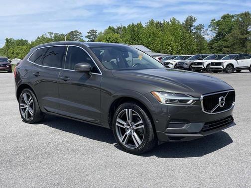 Green 2018 Volvo XC60 T6 Momentum