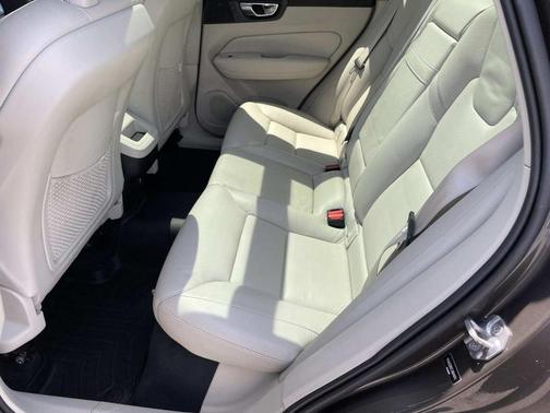 Green 2018 Volvo XC60 T6 Momentum