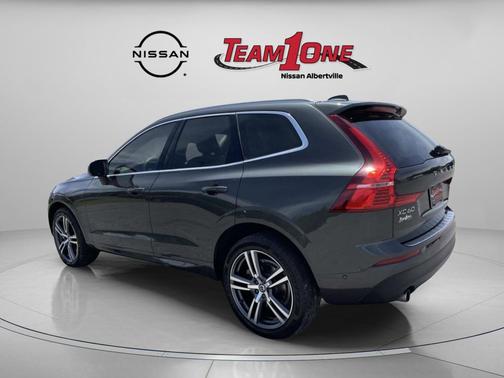 Green 2018 Volvo XC60 T6 Momentum