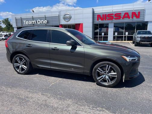 Green 2018 Volvo XC60 T6 Momentum