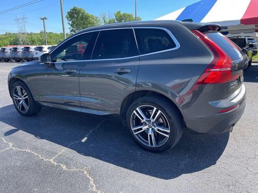 Green 2018 Volvo XC60 T6 Momentum