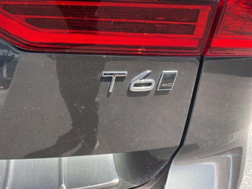 Green 2018 Volvo XC60 T6 Momentum