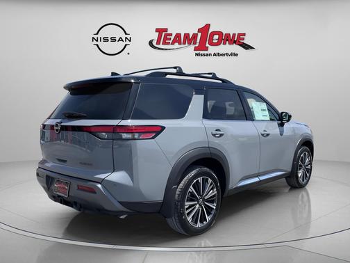 Boulder Gray Pearl/Super Black 2026 Nissan Pathfinder Platinum