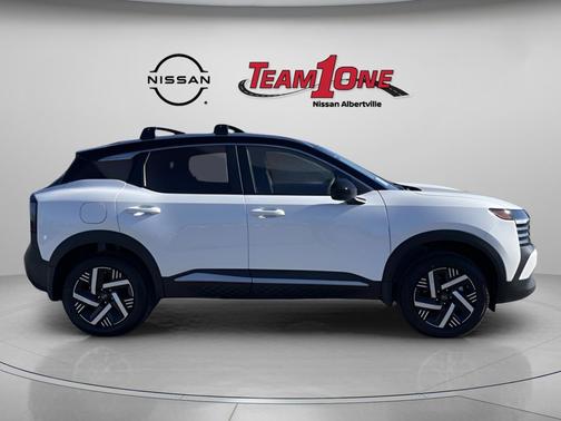 Aspen White Tricoat/Super Black 2026 Nissan Kicks SV