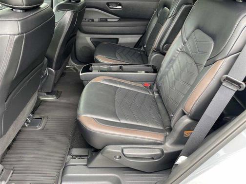 2025 Nissan Pathfinder Platinum FWD