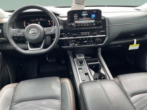 2025 Nissan Pathfinder Platinum FWD