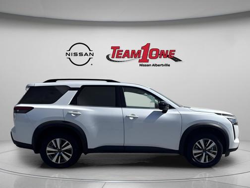 Everest White Pearl Tricoat 2026 Nissan Pathfinder SL