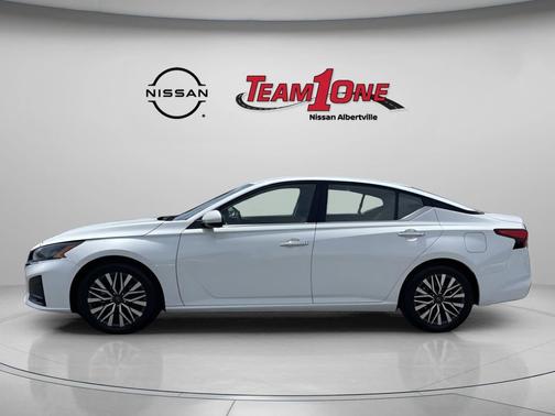 Pearl White Tricoat 2023 Nissan Altima 2.5 SV