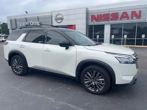 Pearl White Tricoat/Super Black 2024 Nissan Pathfinder SL 4WD