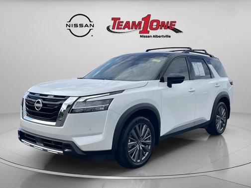 Pearl White Tricoat/Super Black 2024 Nissan Pathfinder SL 4WD