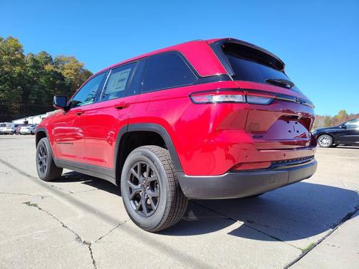 Red Hot Pearlcoat 2027 Jeep Grand Cherokee Laredo