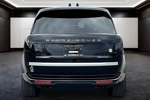 Ligurian Black SV Bespoke Ultra Metallic Sat 2023 Land Rover Range Rover SV