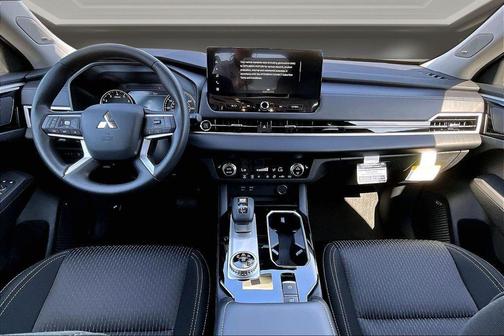 Labrador Black Pearl 2026 Mitsubishi Outlander ES 1.5T S-AWC