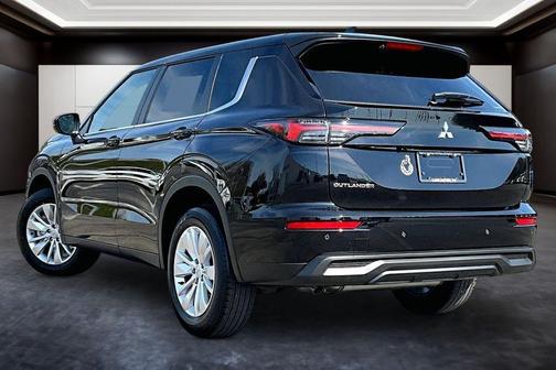 Labrador Black Pearl 2026 Mitsubishi Outlander ES 1.5T S-AWC