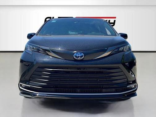 2024 Toyota Sienna Woodland Edition