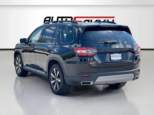 Crystal Black Pearl 2025 Honda Pilot Touring 8-Passenger