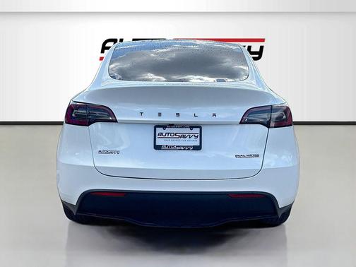 Pearl White Multi-Coat 2024 Tesla Model Y Long Range Dual Motor All-Wheel Drive