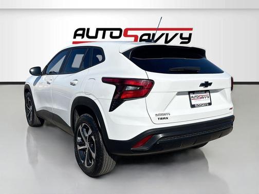 Summit White 2024 Chevrolet Trax FWD 1RS