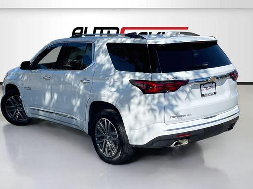 Summit White 2023 Chevrolet Traverse High Country