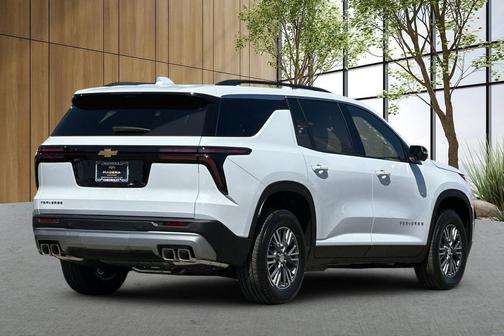 Polar White Tricoat 2026 Chevrolet Traverse LT