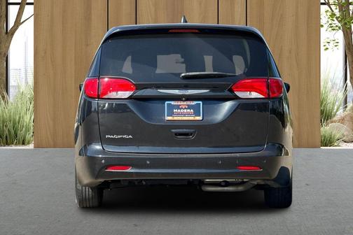 Brilliant Black Crystal Pearlcoat 2018 Chrysler Pacifica L