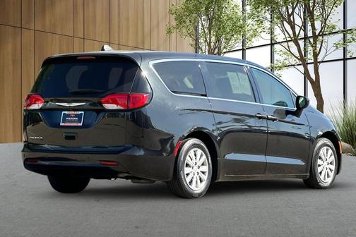 Brilliant Black Crystal Pearlcoat 2018 Chrysler Pacifica L