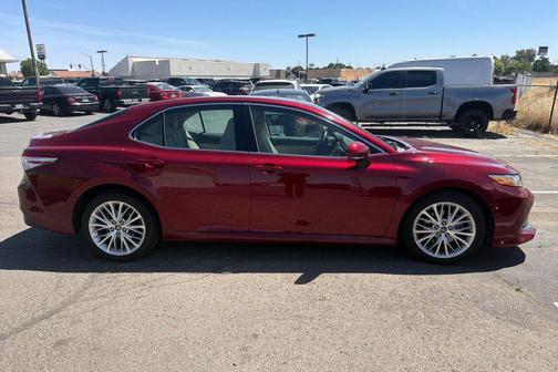 Pearl 2018 Toyota Camry XLE