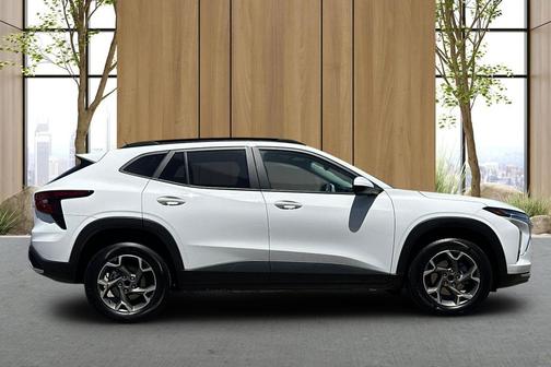 Summit White 2025 Chevrolet Trax LT