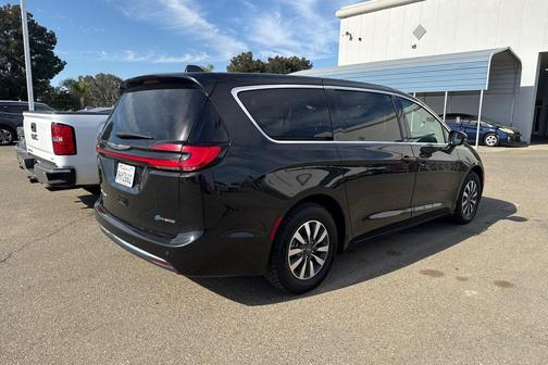 Brilliant Black Crystal Pearlcoat 2023 Chrysler Pacifica Hybrid Touring L