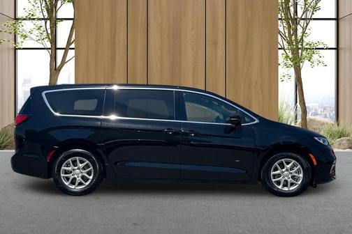 Diamond Black Crystal Pearlcoat 2025 Chrysler Pacifica L