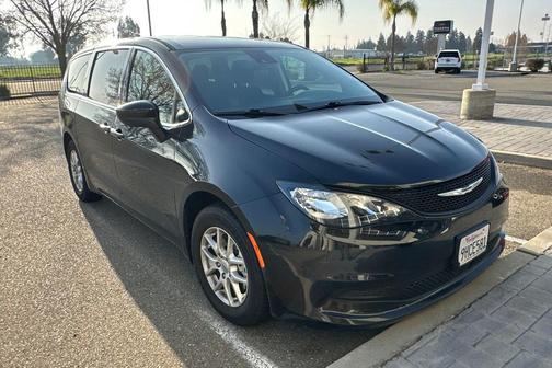 2023 Chrysler Voyager LX