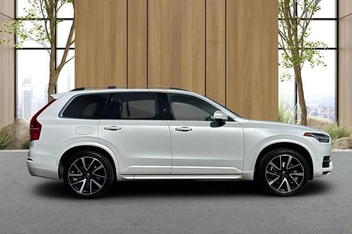 2018 Volvo XC90 T6 Momentum