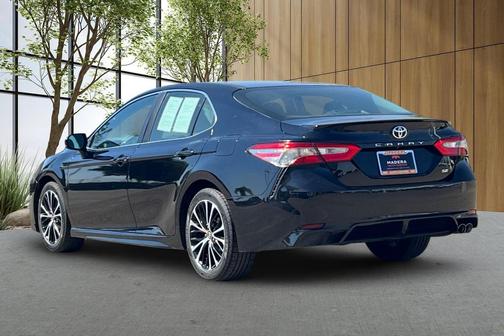 Midnight Black Metallic 2018 Toyota Camry SE